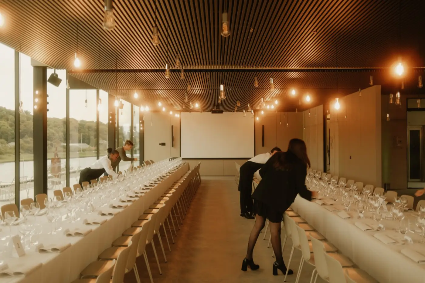Espace réception Bord de Meuse dressé pour un dîner, vue sur la Meuse