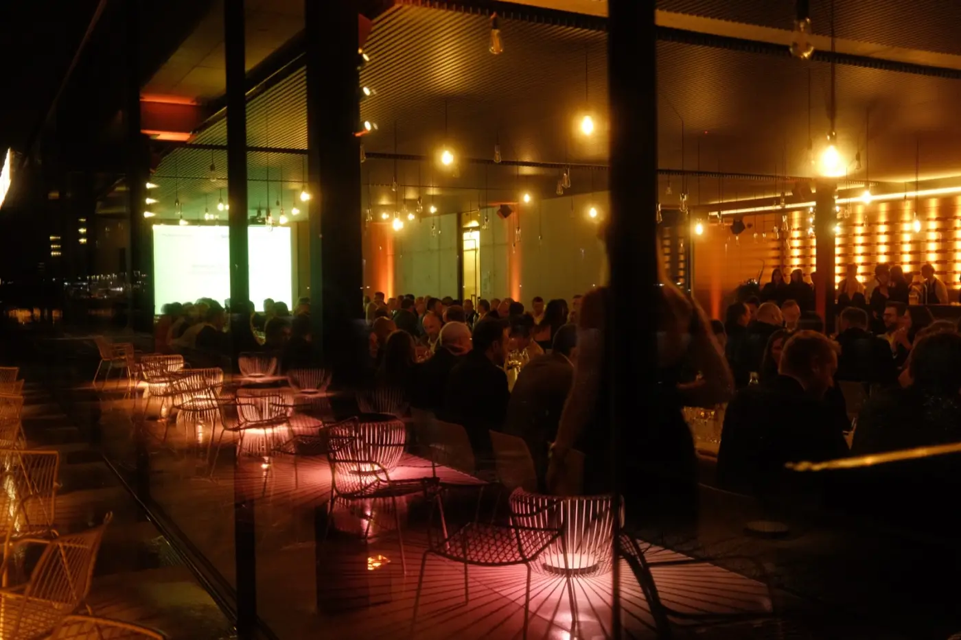 Soirée d'entreprise à Bord de Meuse, salle comble face à la Meuse