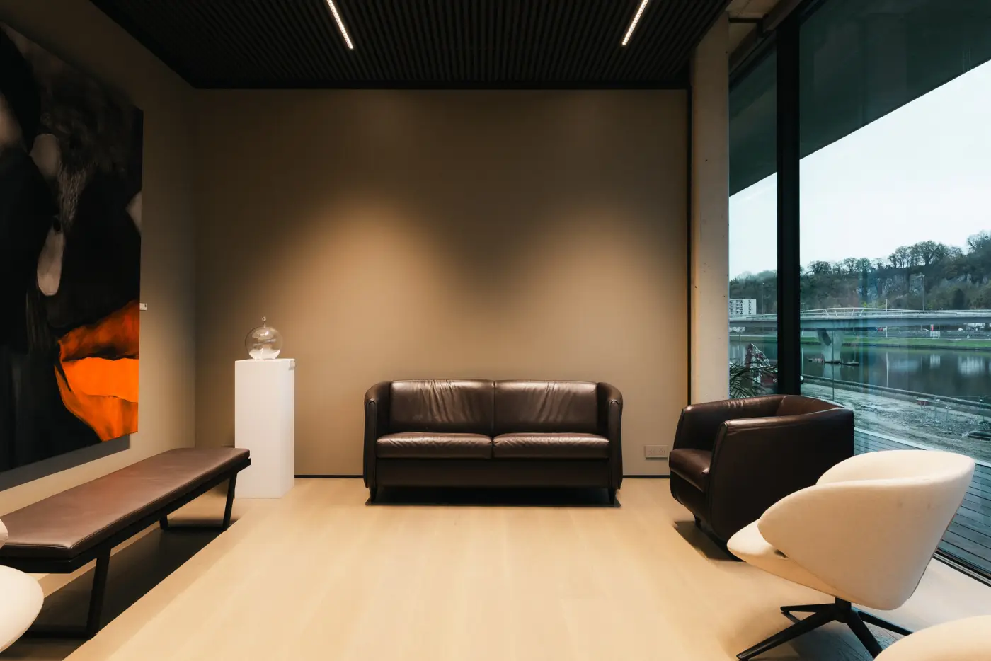 Espace lounge et accueil, vue sur la Meuse