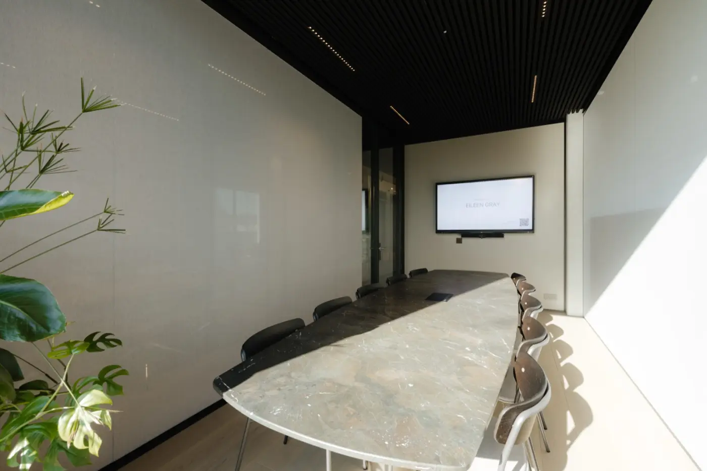 Salle de réunion Bord de Meuse équipée, table et écran