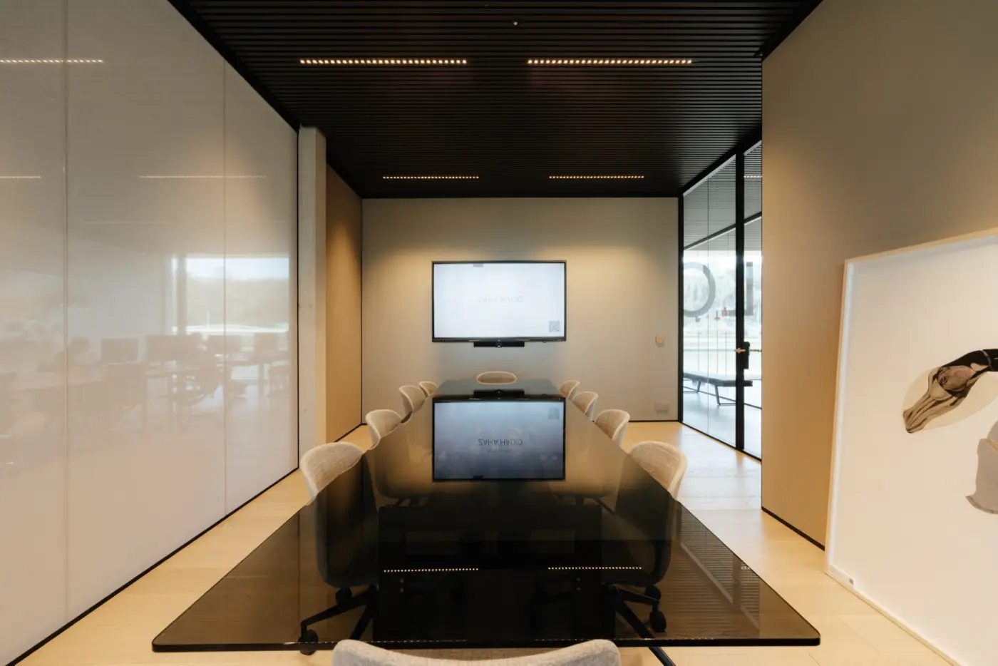 Salle de réunion Bord de Meuse avec table de conférence et écran