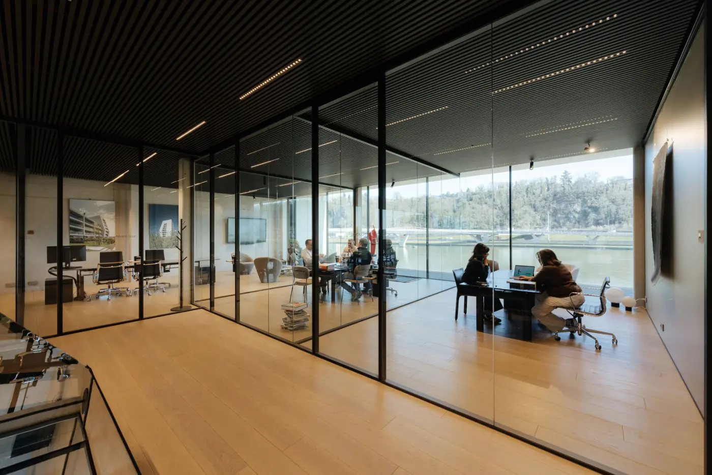 Salle de réunion vitrée avec vue sur la Meuse