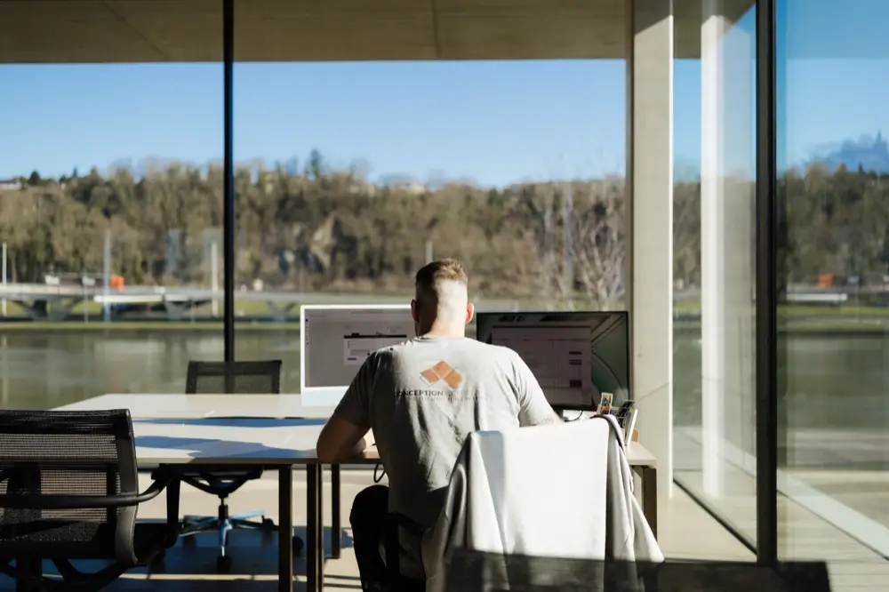 Bureau partagé avec vue sur la Meuse